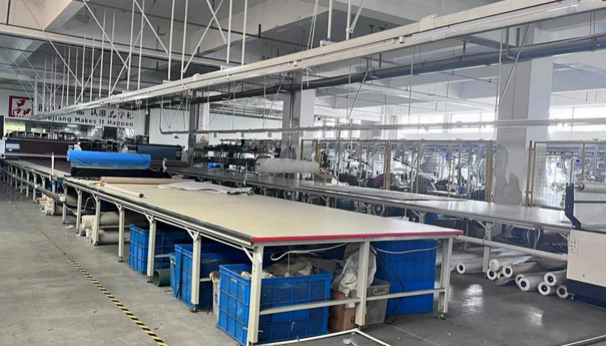 Clothing fabric cutting machine