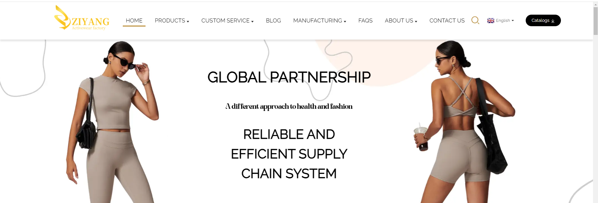 Woman wearing custom beige activewear, including a cropped top and leggings, carrying a black tote bag, promoting ZIYANG’s reliable and efficient supply chain for activewear manufacturing.